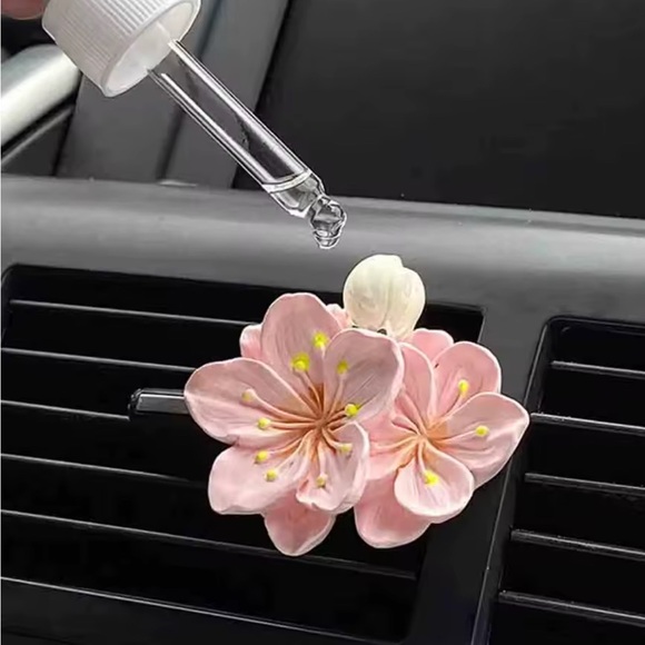White Flower Car Air Freshener - Picture 1 of 3